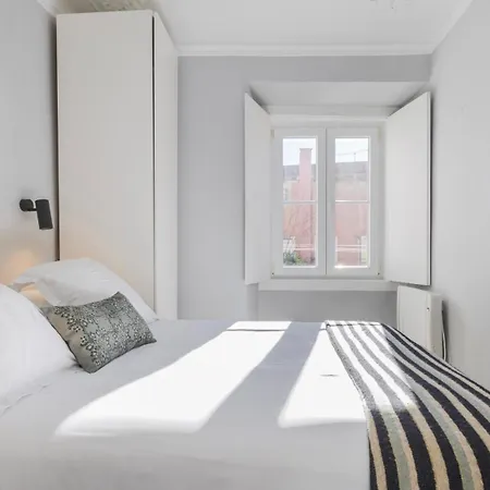 דירה Stylish 1bdr In Bairro Alto By Lovelystay ליסבון
